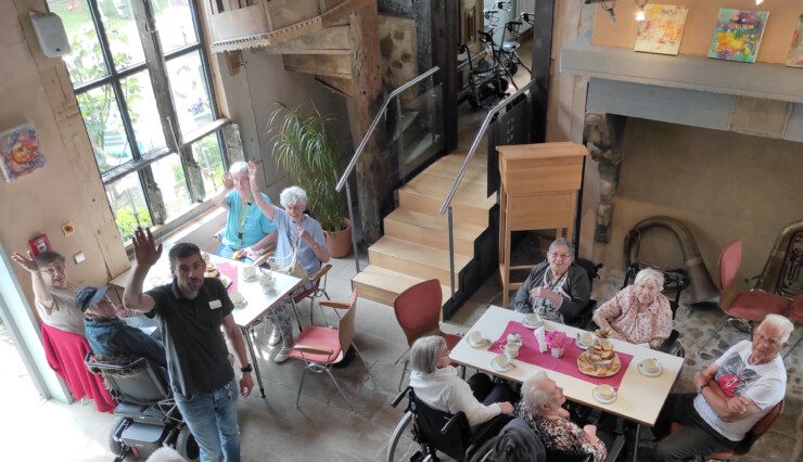 Seniorenwohngemeinschaft besucht Café am Kirchplatz 1