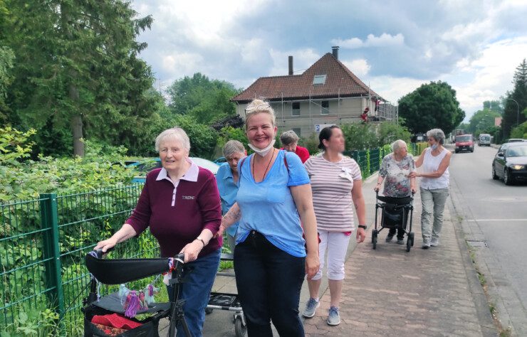 Seniorenwohngemeinschaft besucht Café am Kirchplatz 4