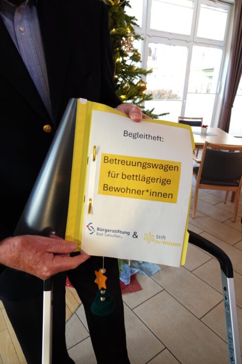 Aufmerksamkeit und Zuwendung im Pflegealltag: Bürgerstiftung Bad Salzuflen fördert Betreuungswagen für das Stift zu Wüsten🍀 4