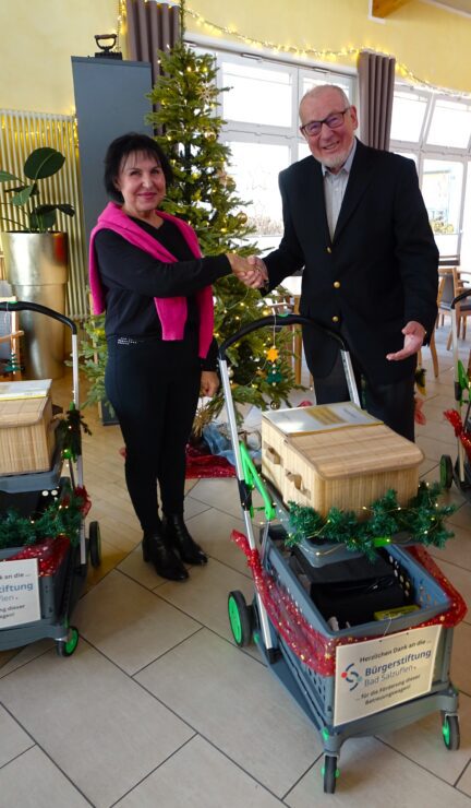 Aufmerksamkeit und Zuwendung im Pflegealltag: Bürgerstiftung Bad Salzuflen fördert Betreuungswagen für das Stift zu Wüsten🍀 3