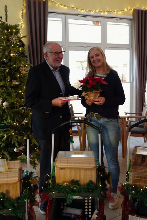 Aufmerksamkeit und Zuwendung im Pflegealltag: Bürgerstiftung Bad Salzuflen fördert Betreuungswagen für das Stift zu Wüsten🍀 2