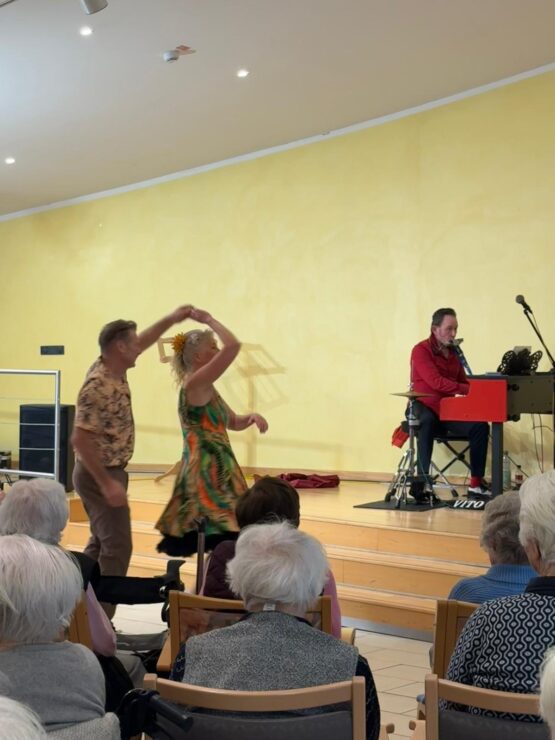 Boogieman Vito erobert gemeinsam mit einem Tanzpaar die Bühne 🕺💃🎹 2